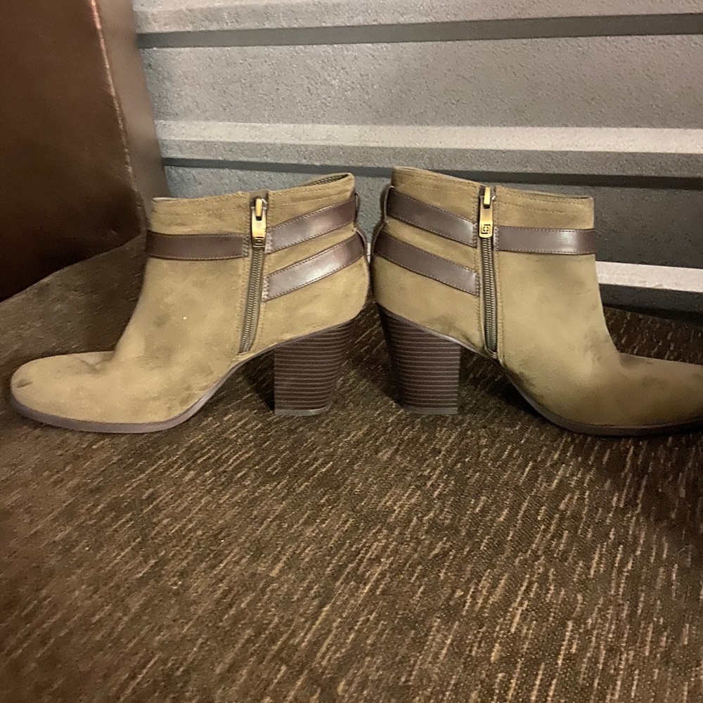 Nice low top suede boots. In good condition.